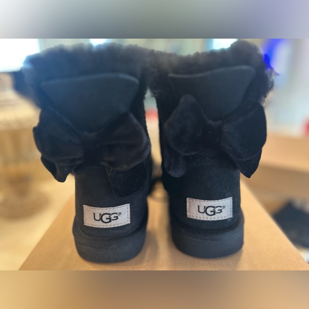UGGS MINI BAILEY BOW
VLVT RIBBON